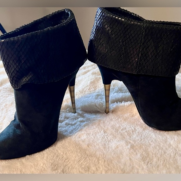 Elizabeth & James Black Rizzo Cuffed Snakeskin Booties with Metallic Heel-8.5 B - Picture 3 of 13